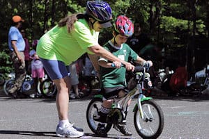 It's not just children who want to learn to ride a bike ...